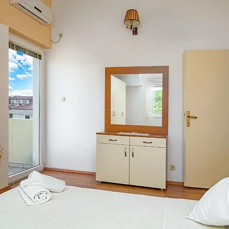 Apartment Zinfandel *