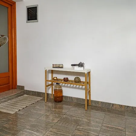 Zinfandel Apartment